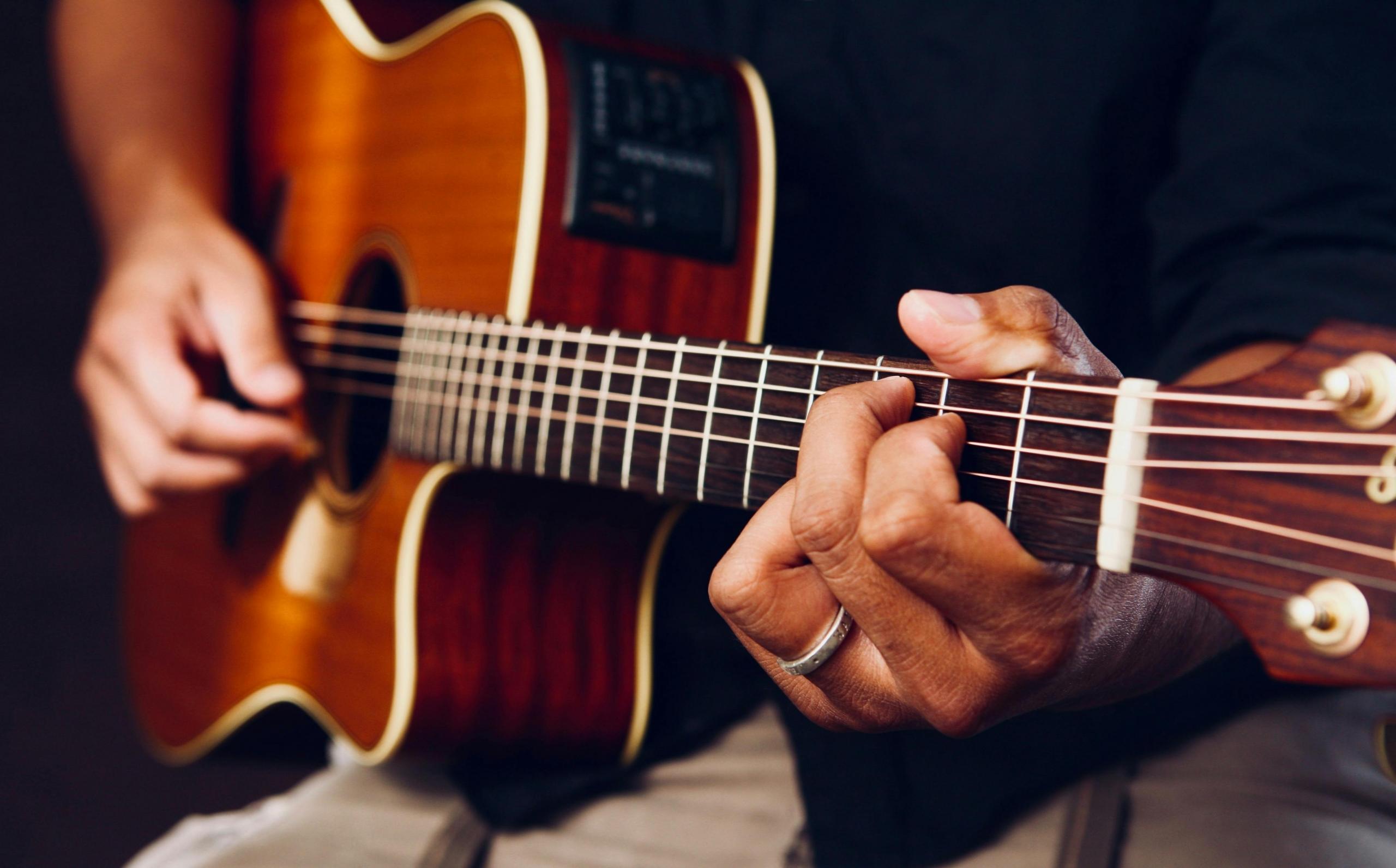 tocar la guitarra