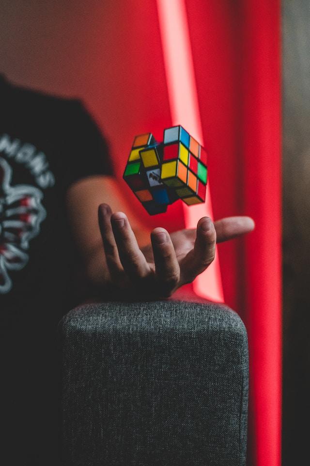 Hombre lanzando un cubo rubik