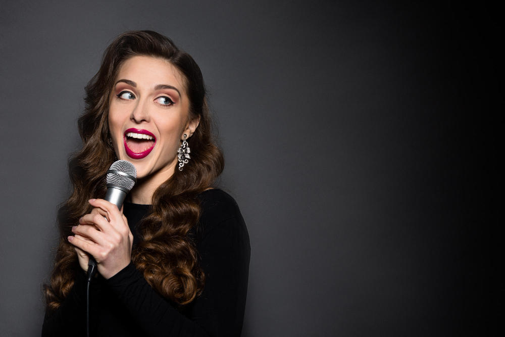 Mujer con vestido negro cantando