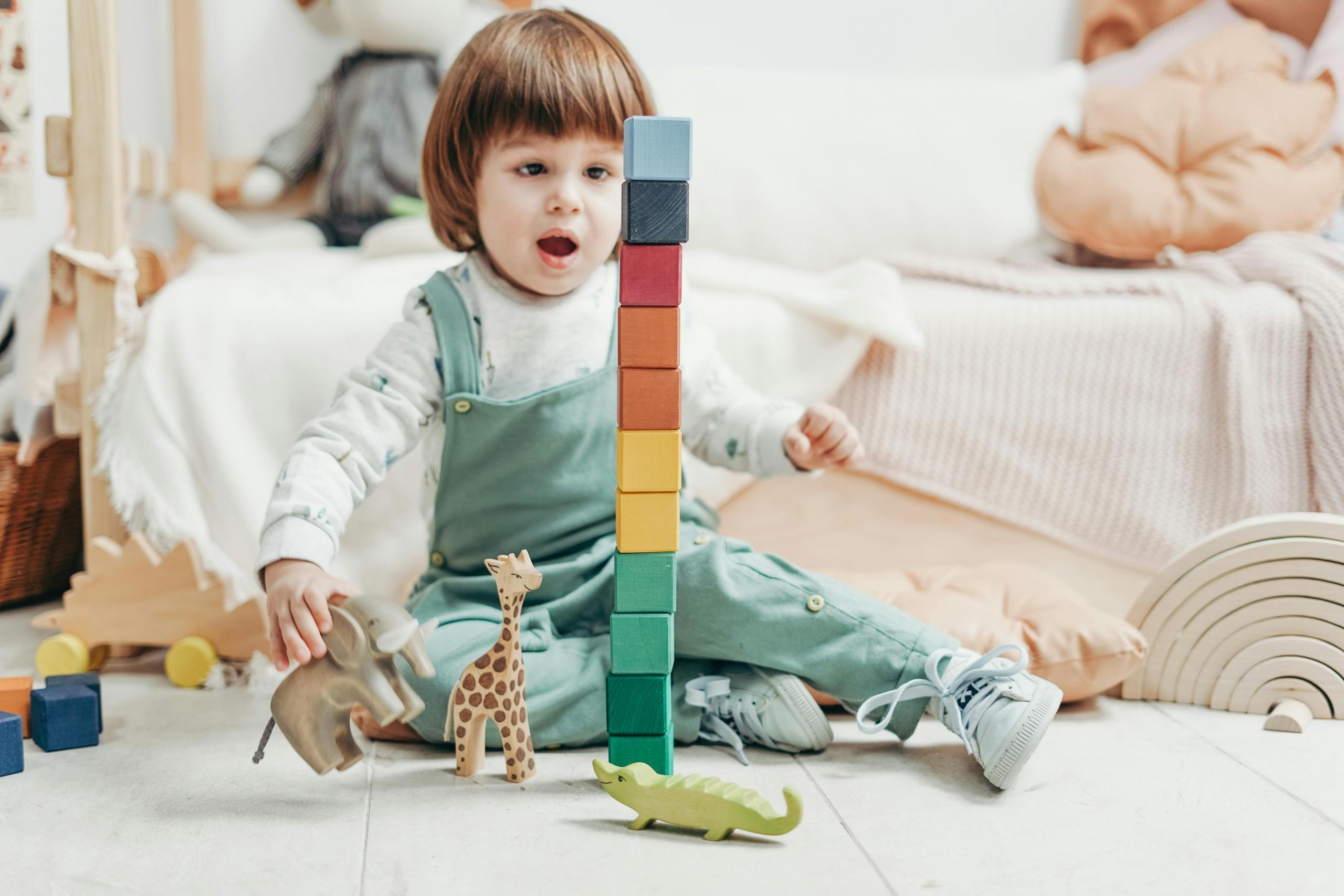 Niño aprendiendo Lego
