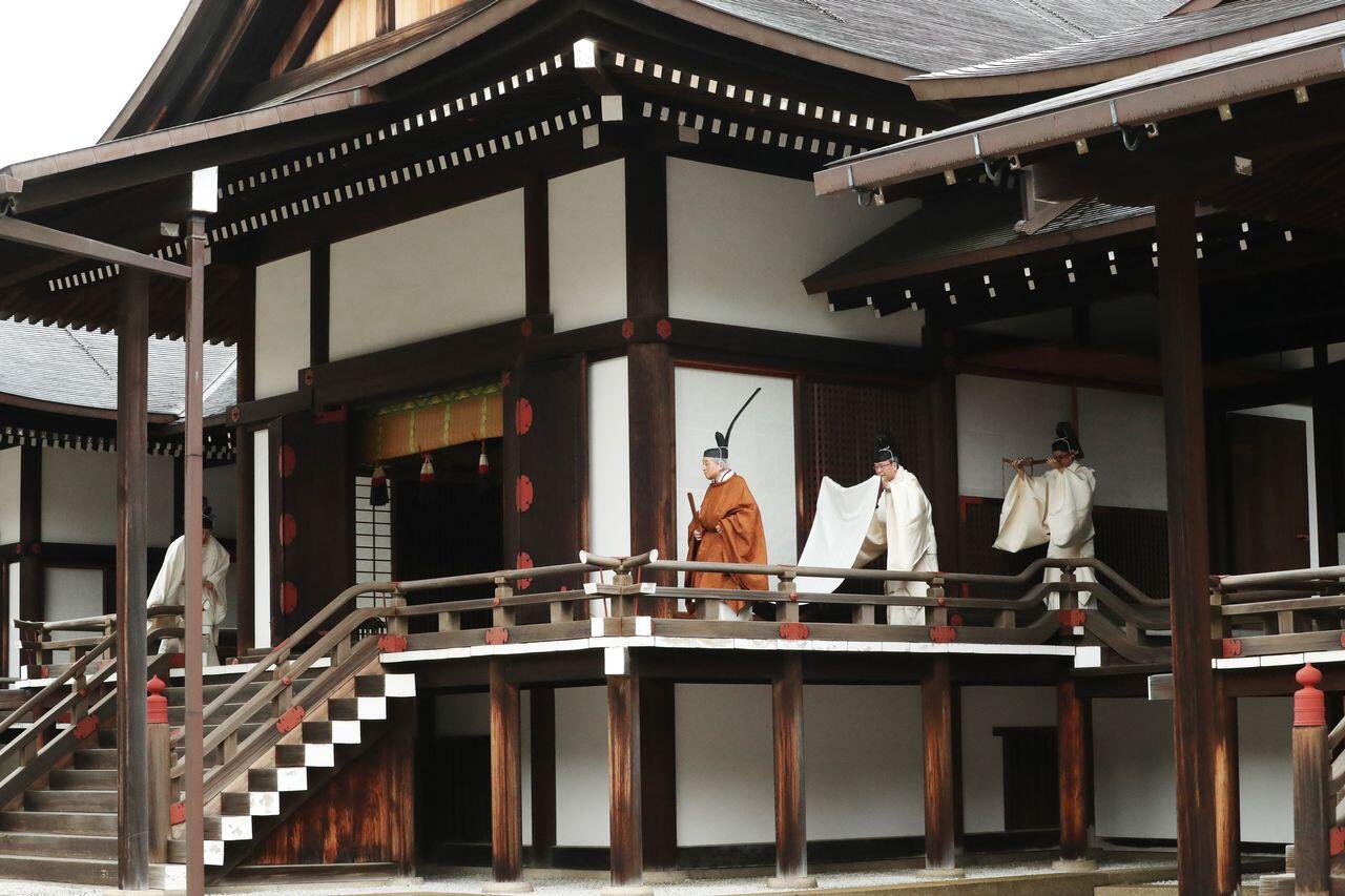 Emperador Akihito durante la ceremonia de visita al Kashikodokoro