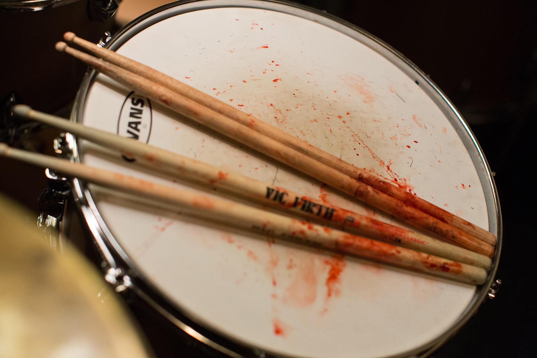 Profesor gritándole al alumno de percusión para que acelere el tempo escena de Whiplash