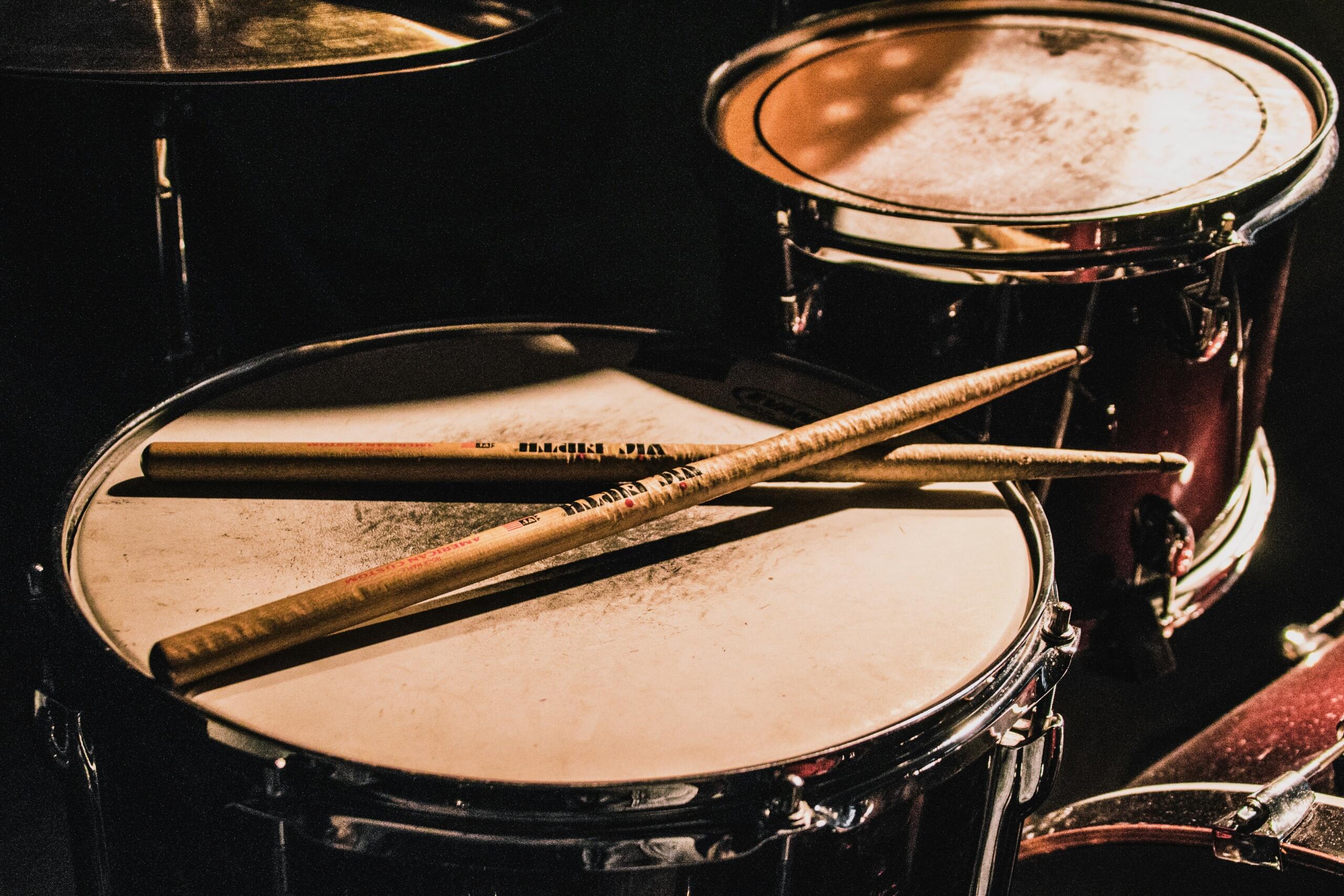 Descubre las partes de una batería y arma tu set acústico