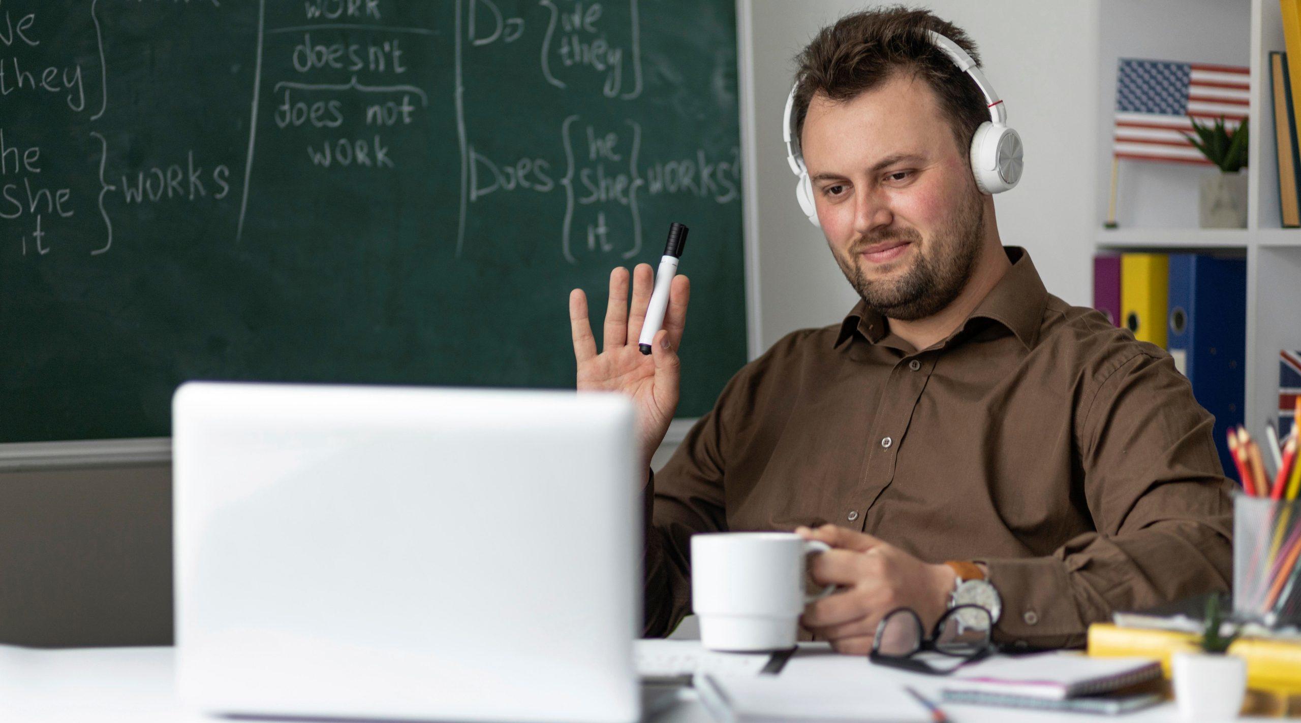 Profesor nativo, dando clases online de inglés.