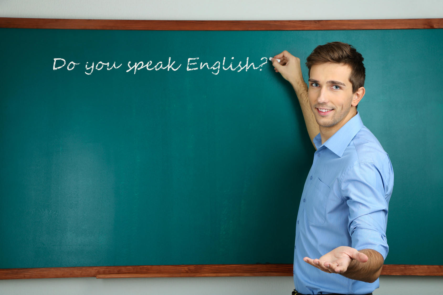 Profesor de inglés frente a una pizarra.