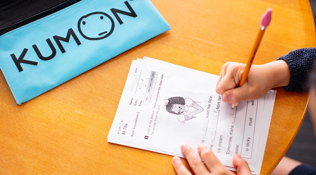 Niño estudiando con el método Kumon. 
