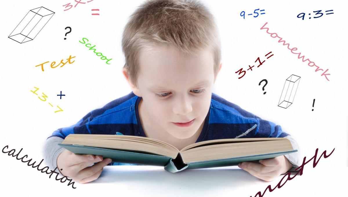 Niño estudiado matemáticas.