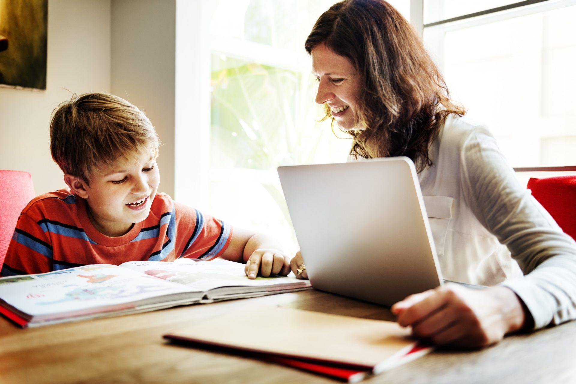 Profesora sonriendo junto a un alumno.