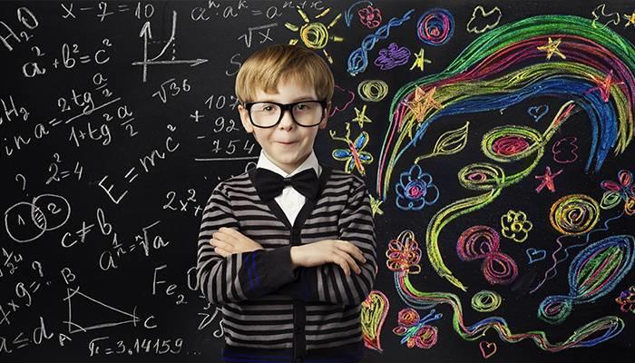 Chico en tablero matematico de colores