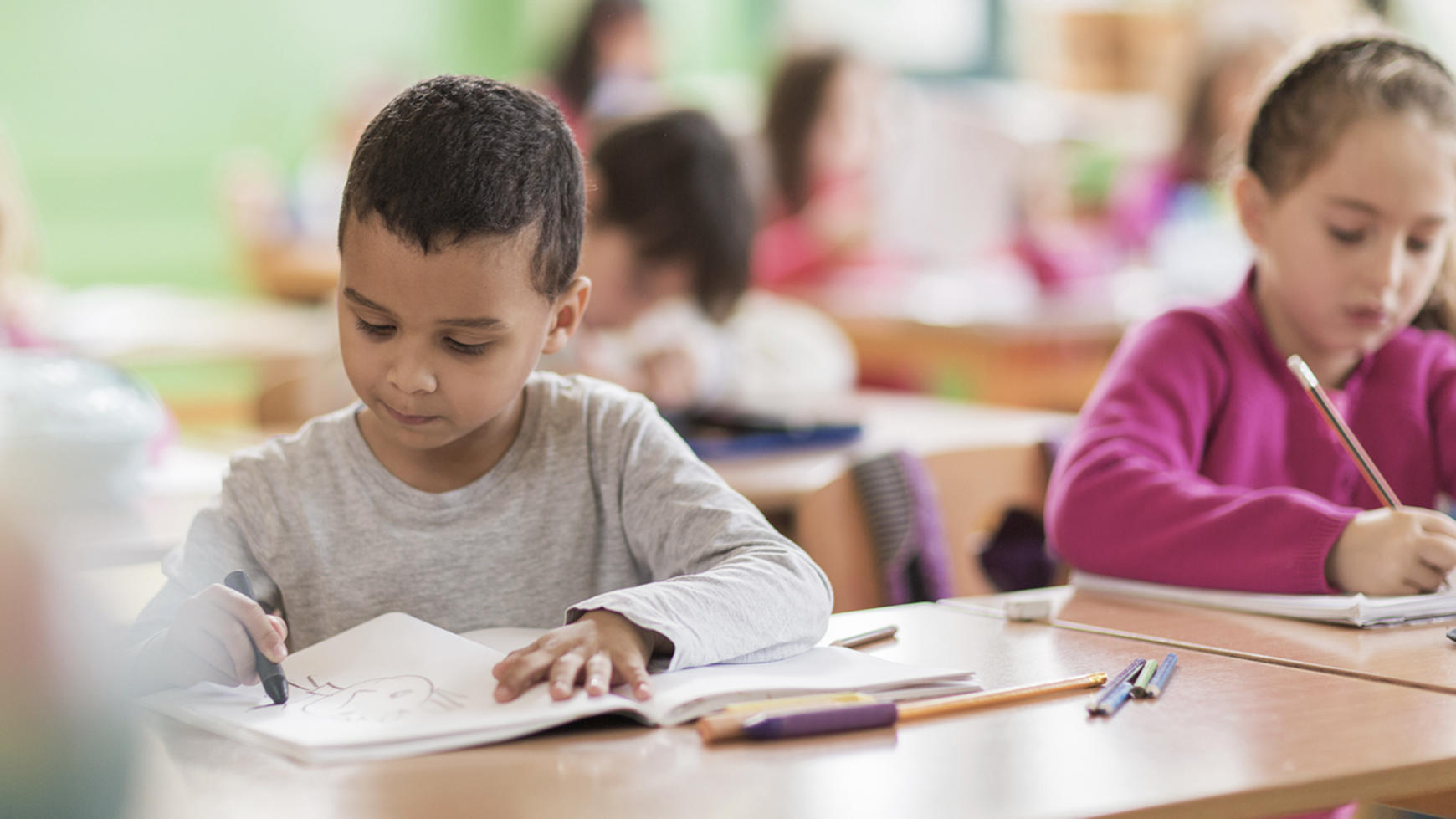 Niños estudiando en un salón de clases