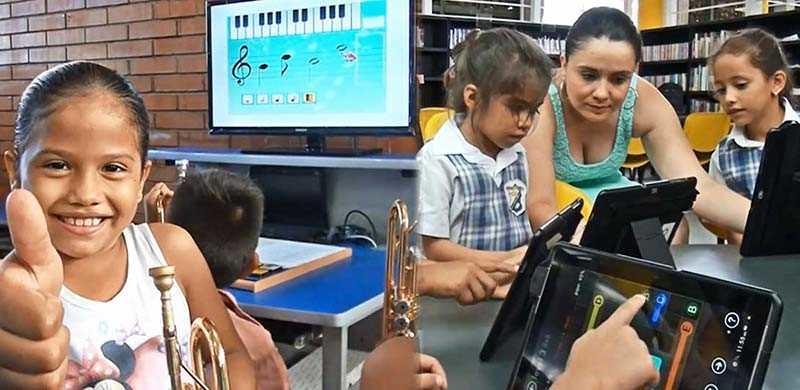 Alumnos aprendiendo a manejar tabletas