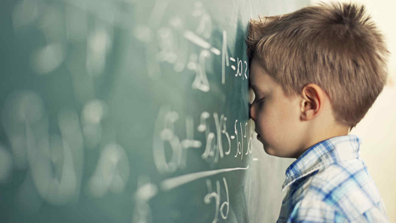 estudiante contra pizarra