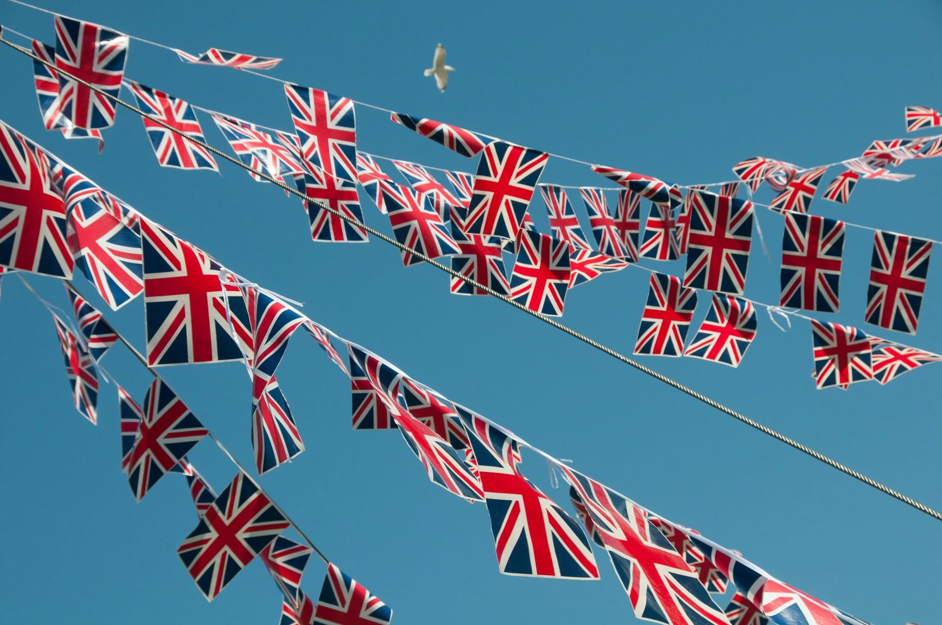 Muchos Union Jack en las cuerdas de las calles