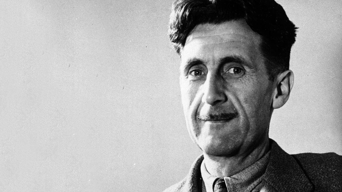 George Orwell viendo de frente con una sonrisa.