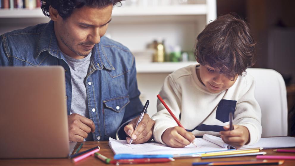 Niño estudiando con su padre