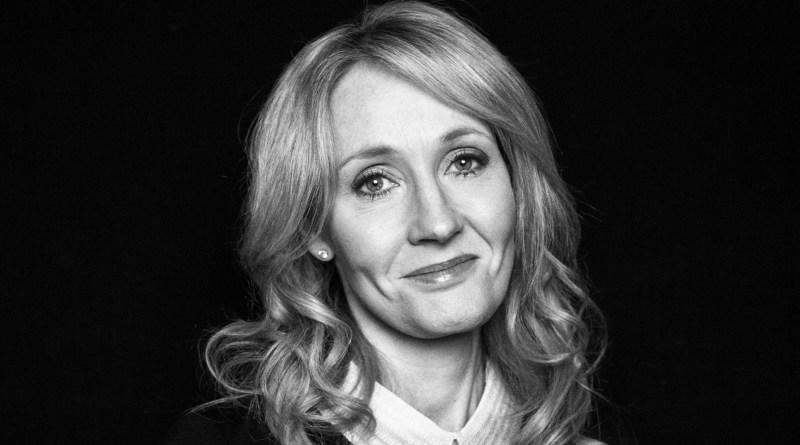 JK Rowling viendo de frente con una sonrisa en su rostro.