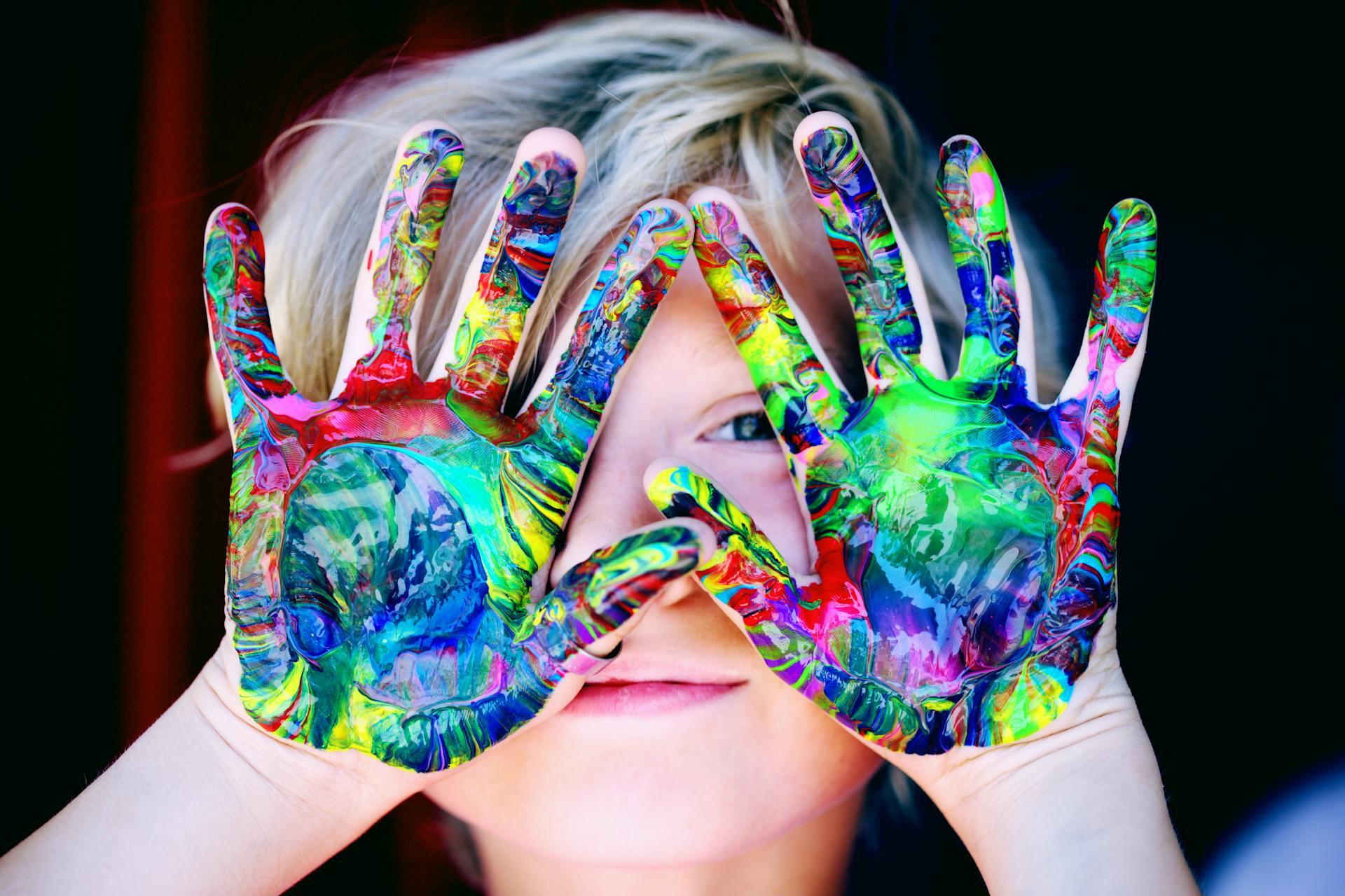 niño con pintura