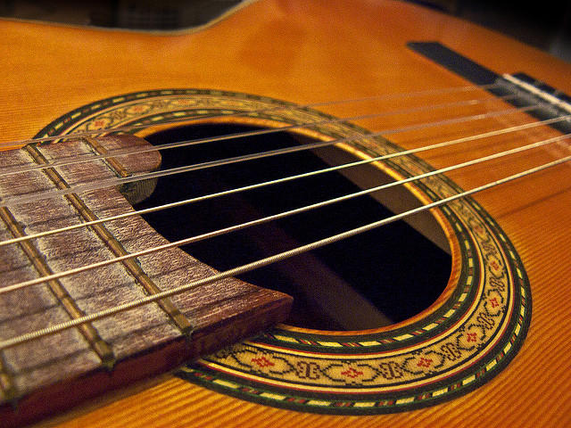 Embocadura de la guitarra con vista de las cuerdas de la sexta a la primera