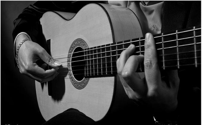 Manos con la postura correcta de la guitarra