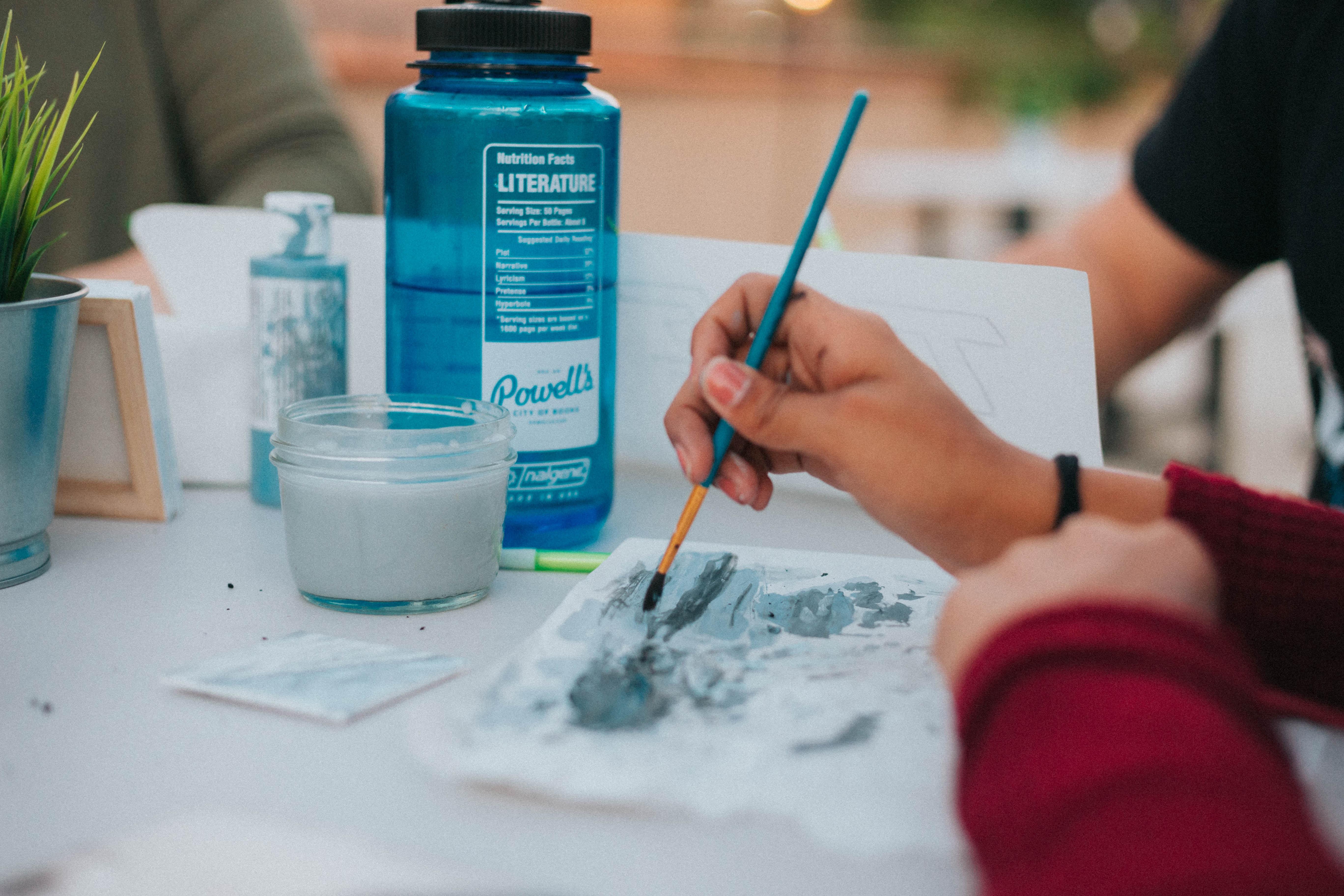 La enseñanza en artes requiere de espacios y materiales que garanticen la práctica.