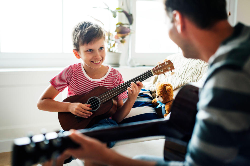 Niño en clase personalizada de guitarra