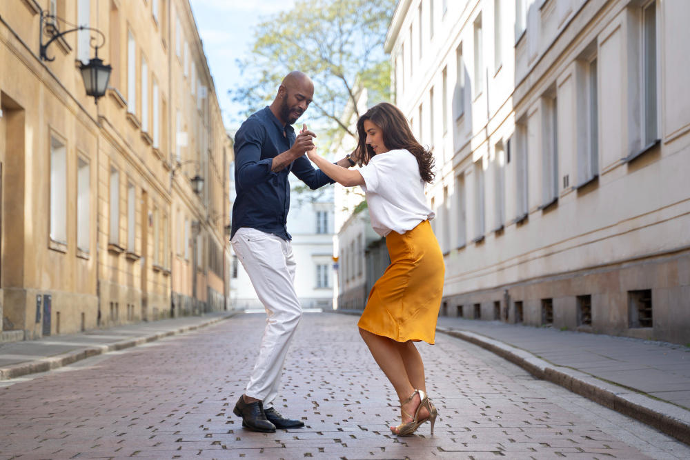 Pareja bailando salsa en una calle