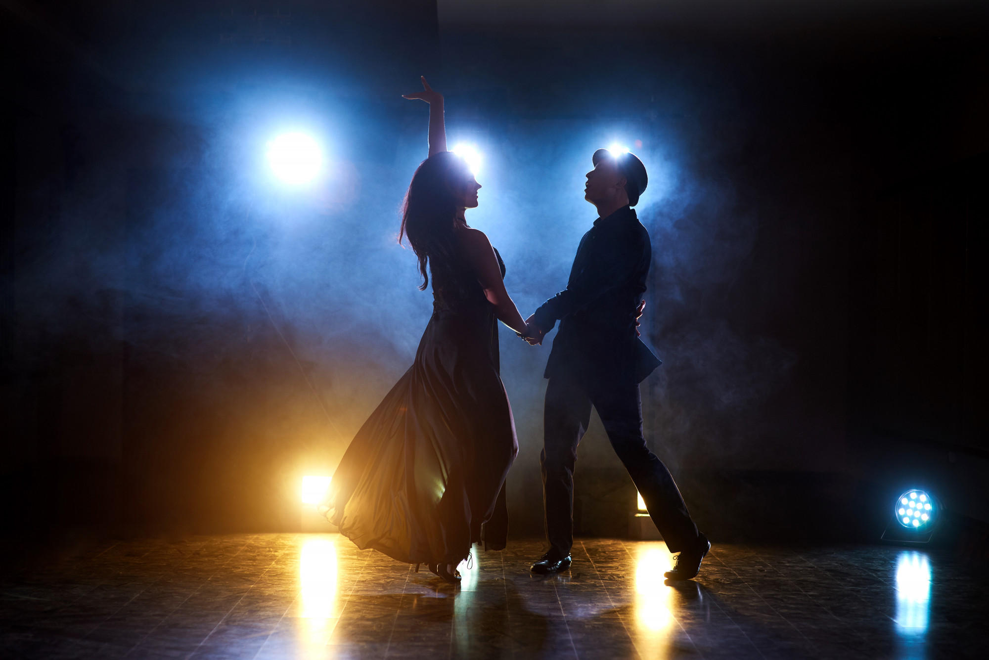 Silueta de una pareja de bailarines de tango