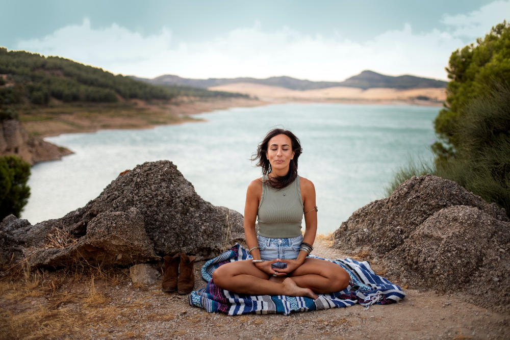 Mujer meditando al aire libre