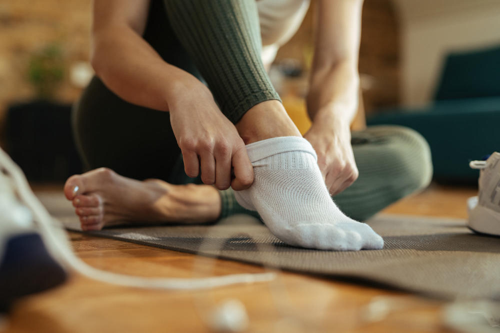 Mujer vistiendo unos calcetines de yoga