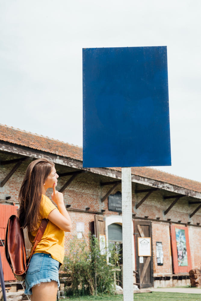 Chica mirando hacia un espacio para anuncio