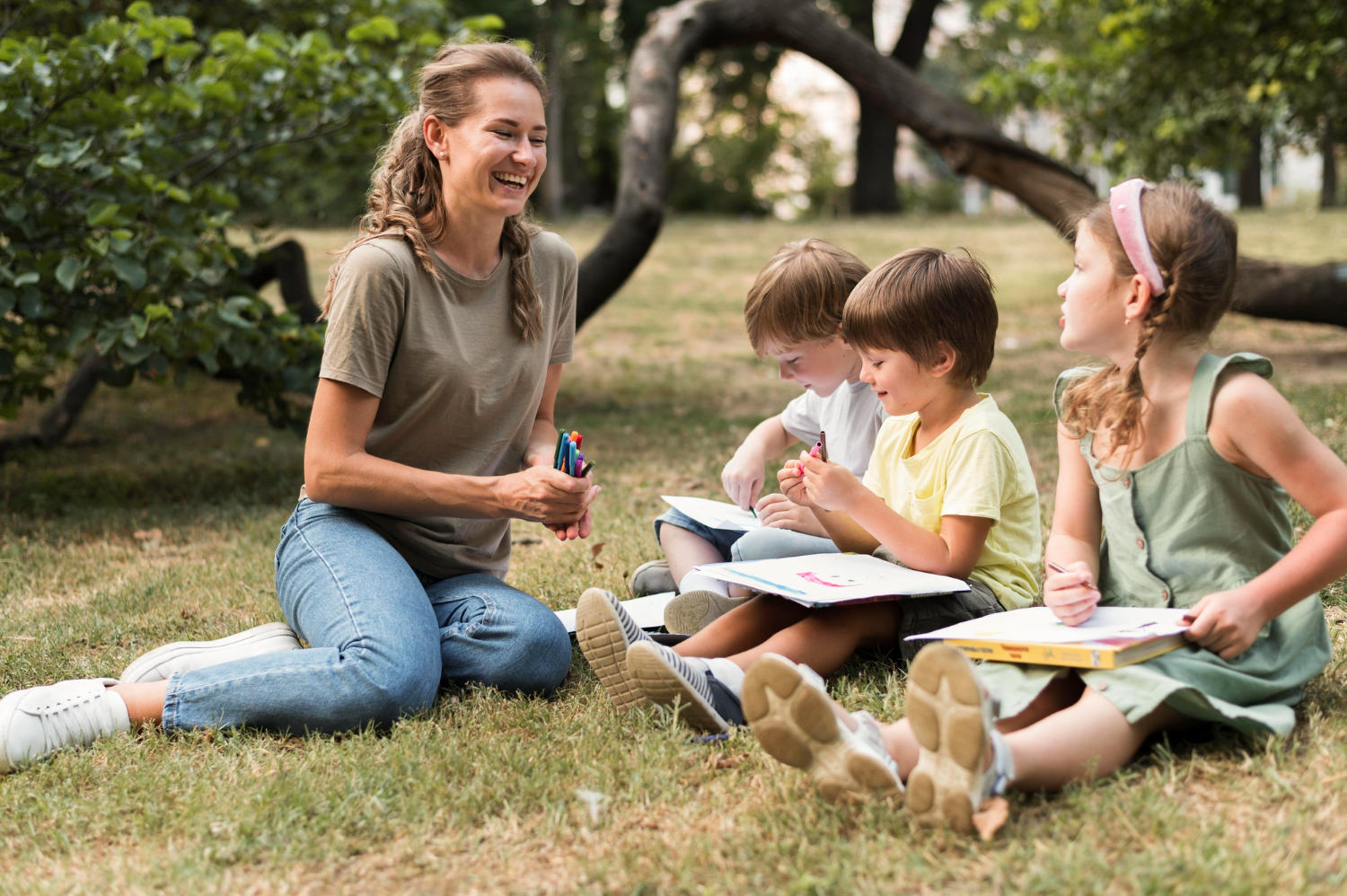Profesora con alumnos en clase al aire libre