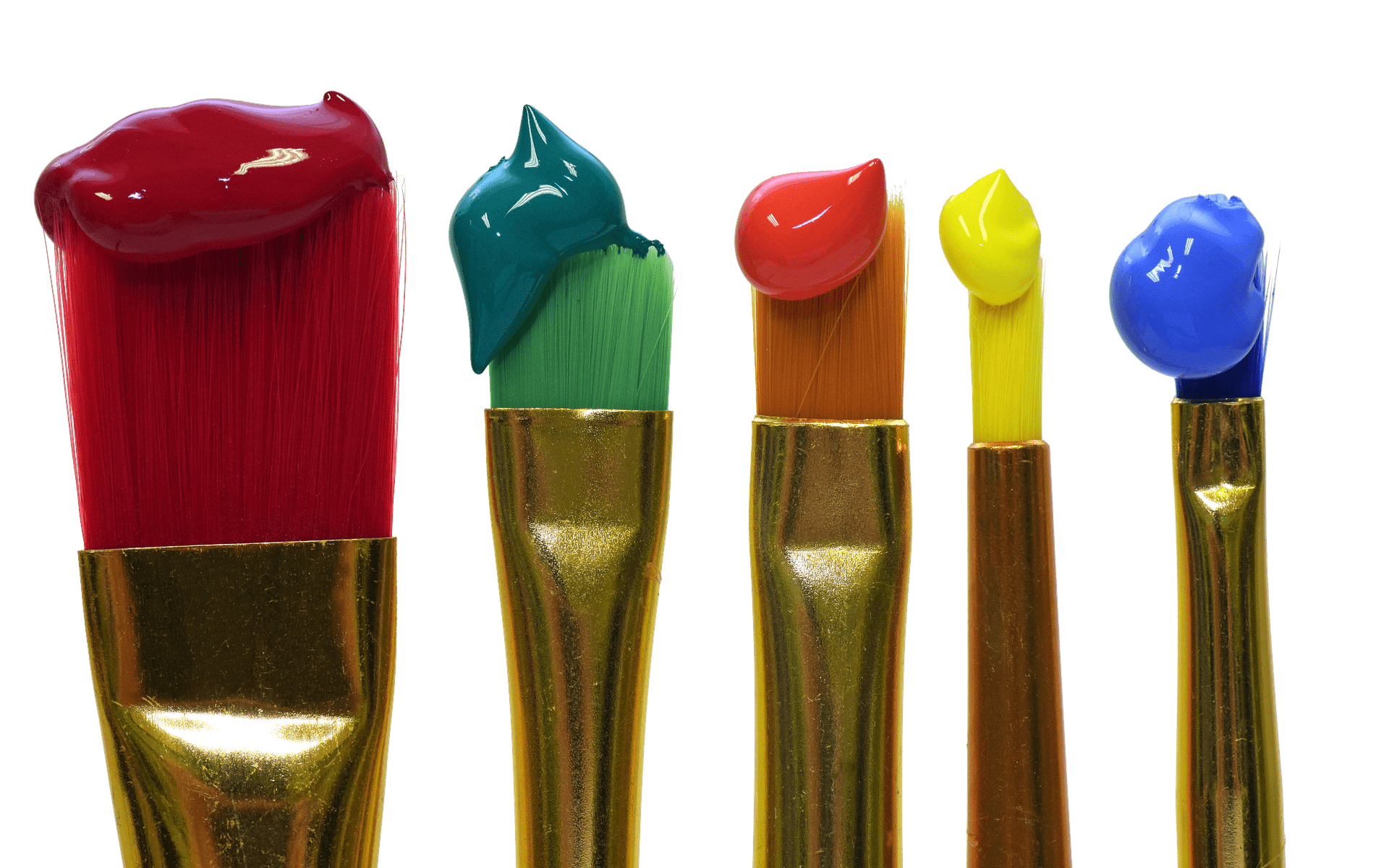Pinceles con diferentes colores de pintura acrílica