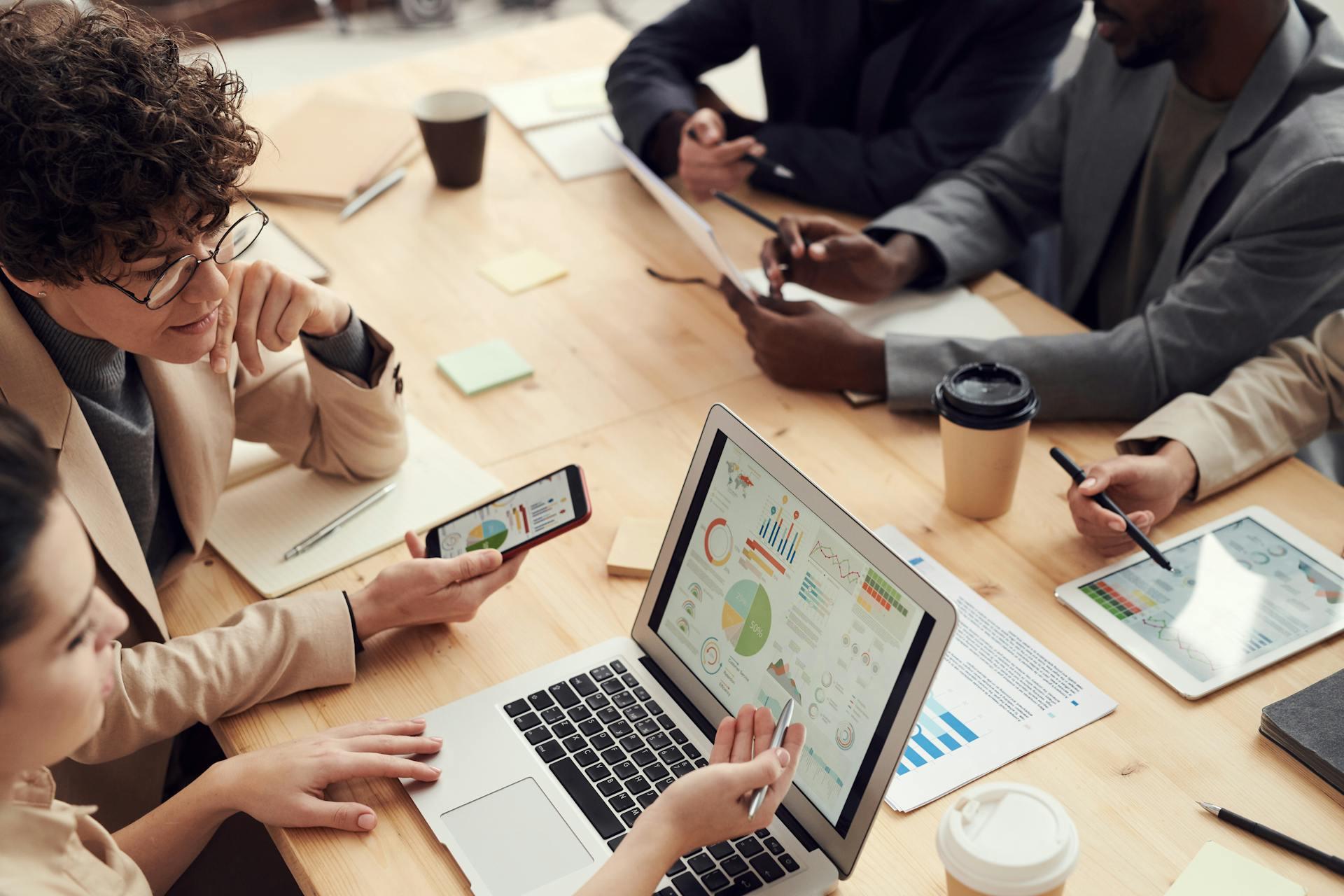 Equipo de trabajo revisando gráficos de información