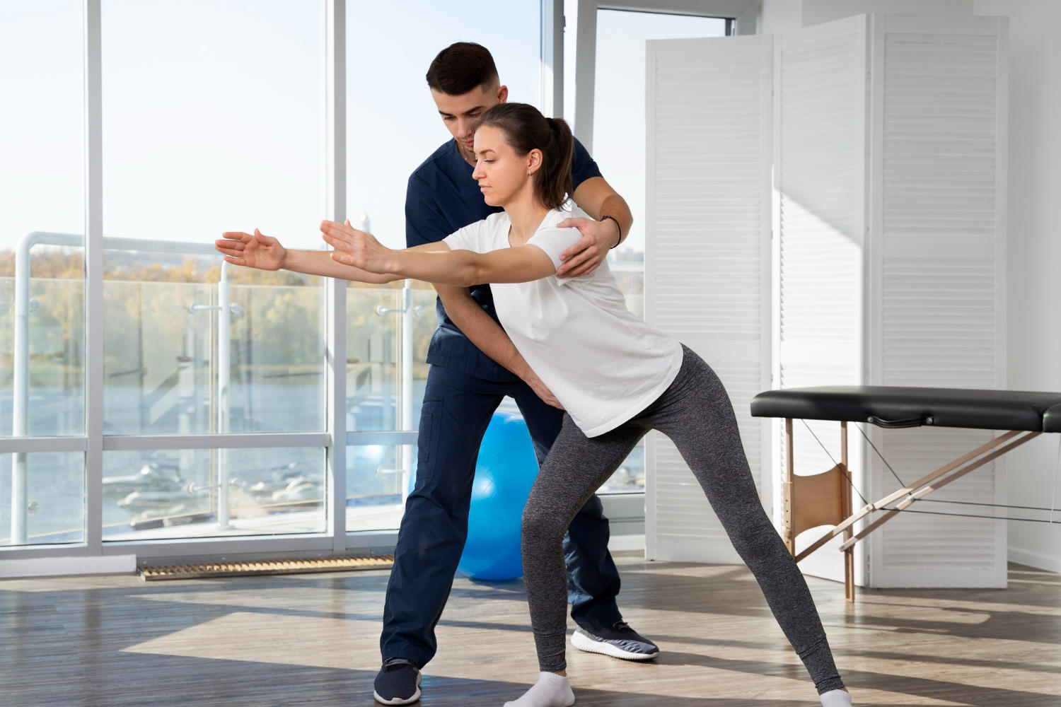 Profesor guiando a una alumna mujer en una clase de baile en casa