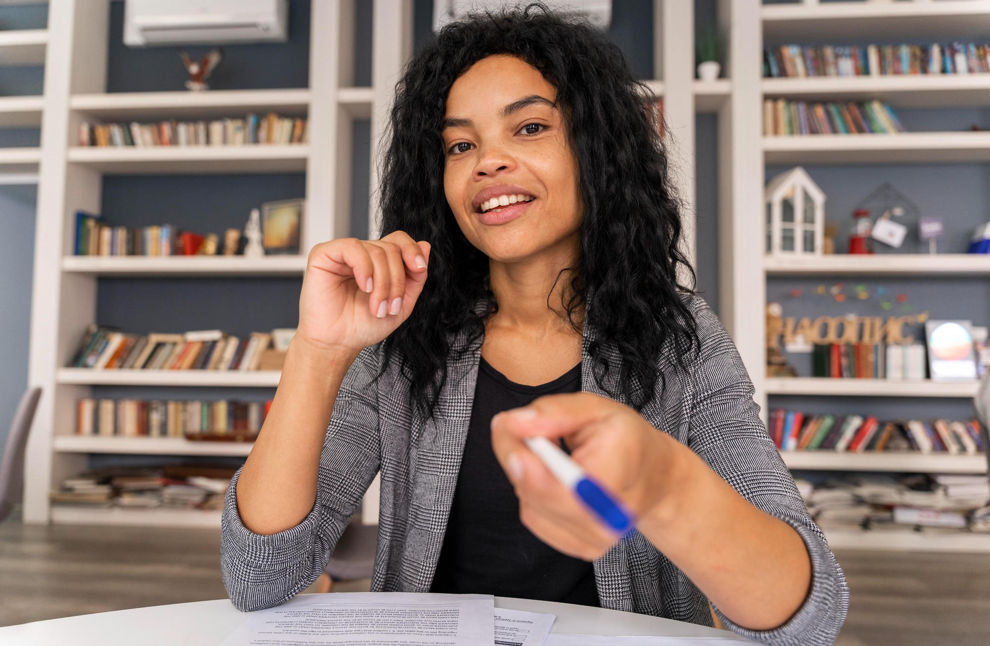 Profesora señalando con marcador azul