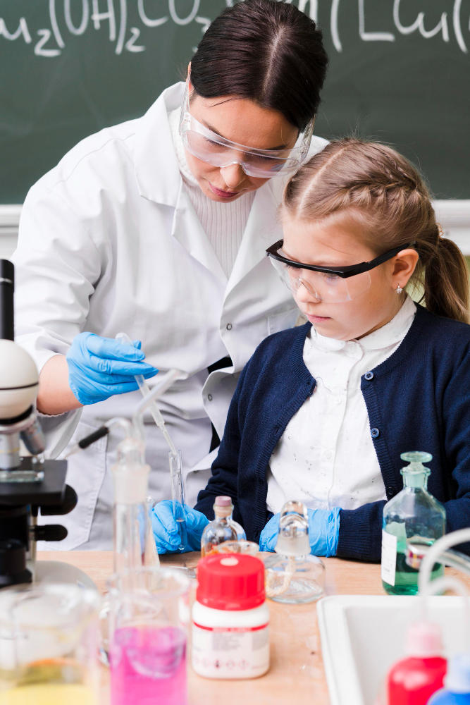 Profesora de química con alumna en el laboratorio