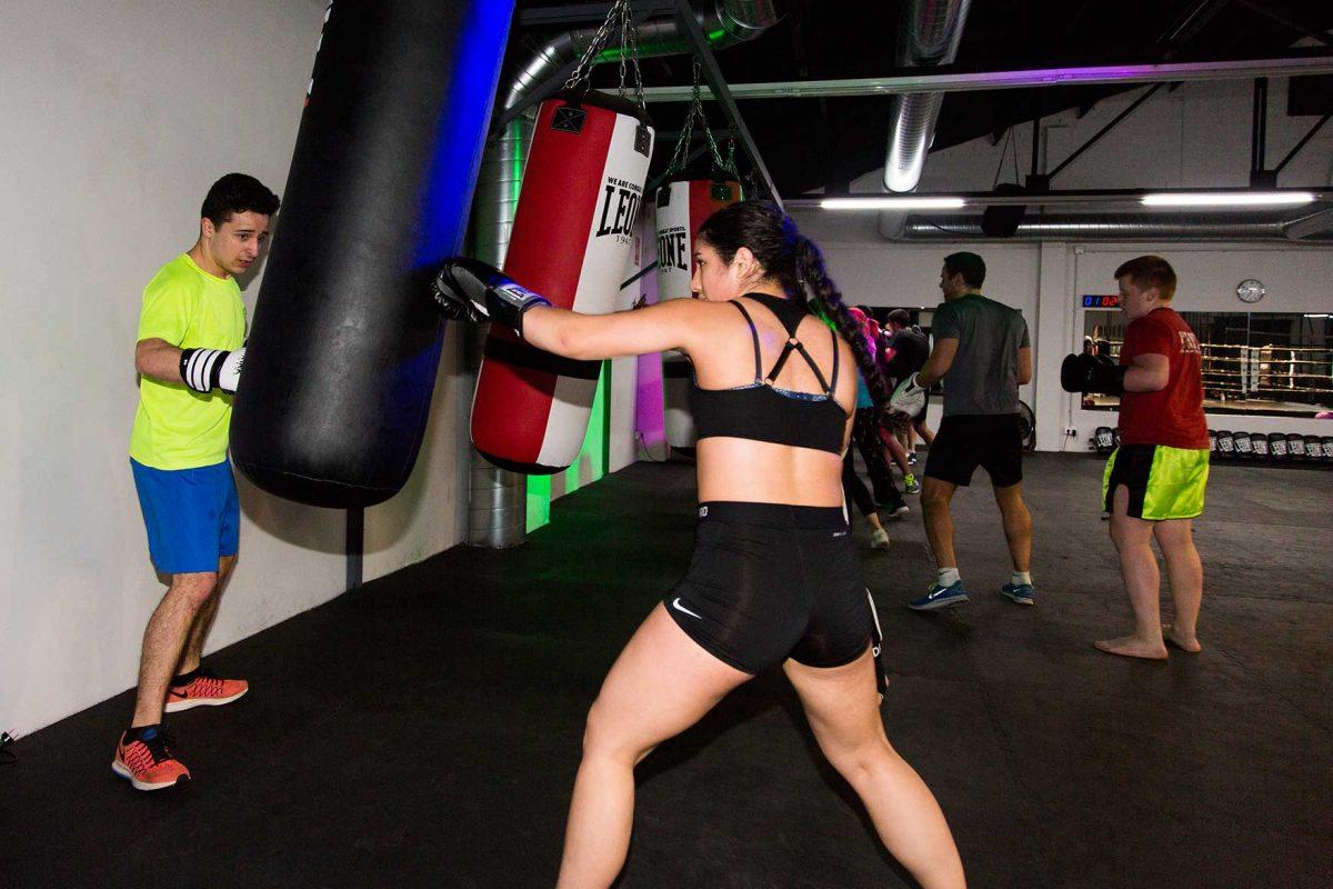 Chica Entrenando Boxeo
