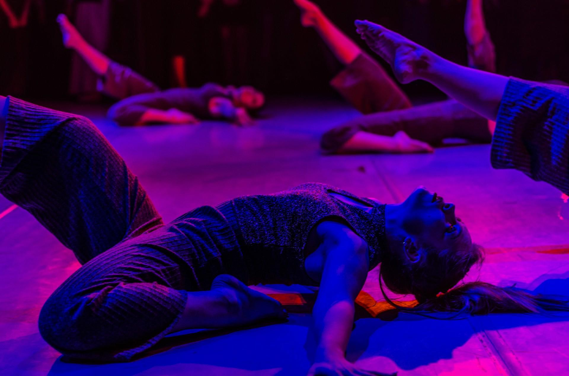 El baile es una forma divertida y efectiva de hacer ejercicio. Mejora la condición física, la coordinación y la flexibilidad, mientras reduce el estrés y mejora el estado de ánimo