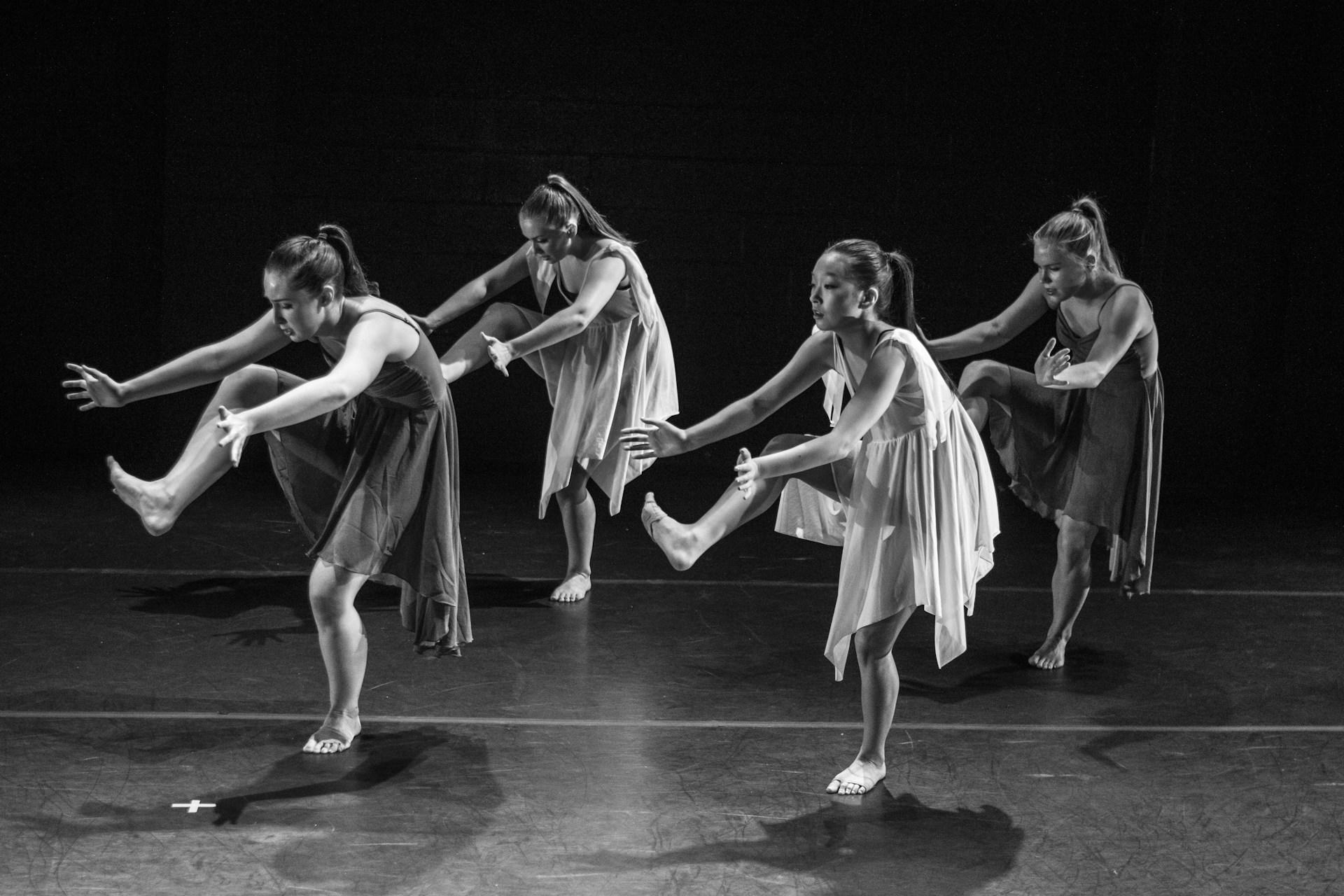 El baile te permite liberar tensiones y disfrutar de la música de una manera más activa y creativa.