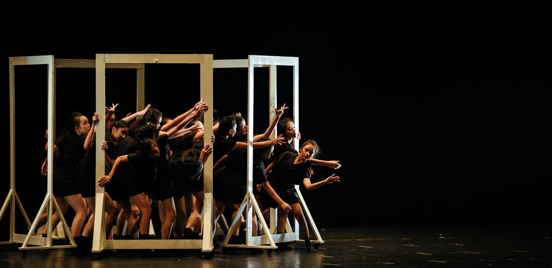 Compañía de danza contemporánea presentándose en un teatro