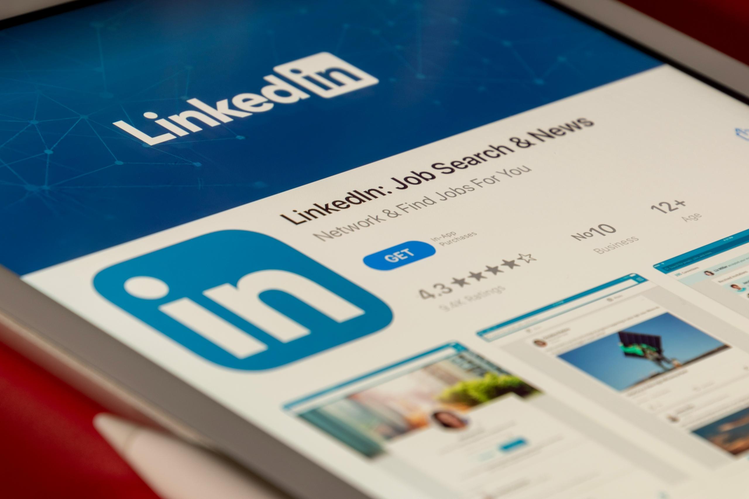 Portada de Linkedin en un celular