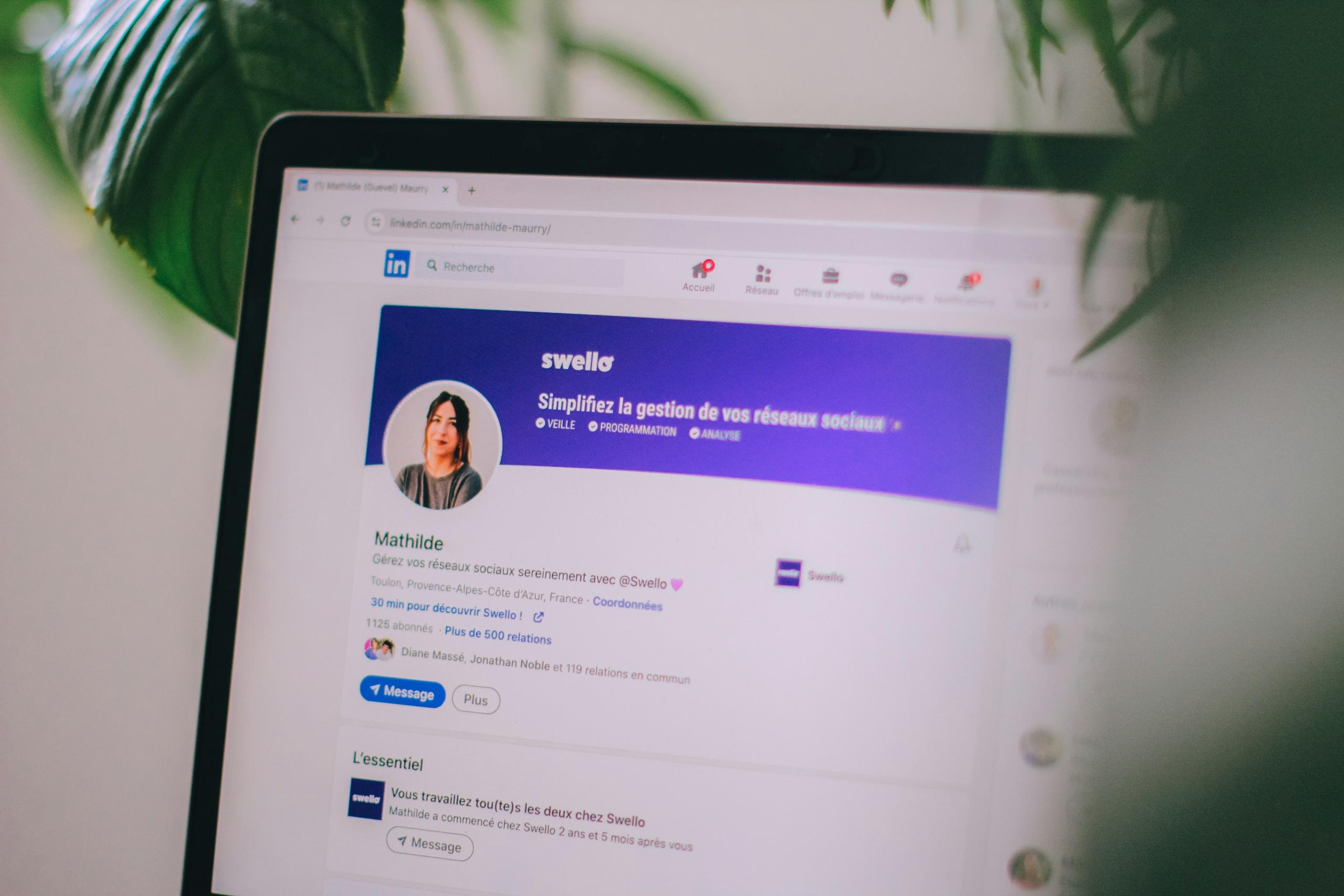 Pntalla de computador mostrando un perfil de LinkedIn