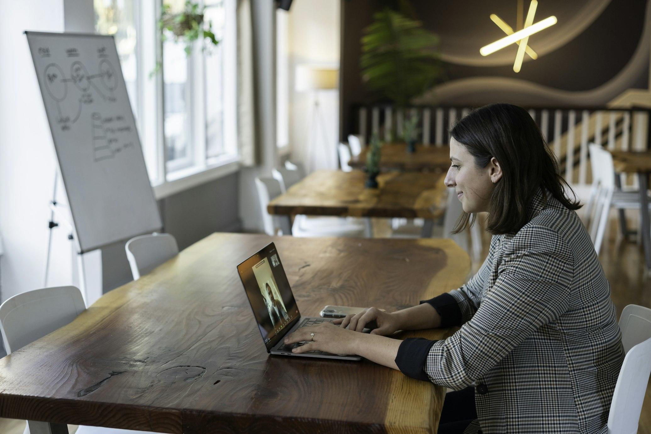 Imagen de una mujer compartiendo con su audiencia de Linkedin a través de un video en vivo