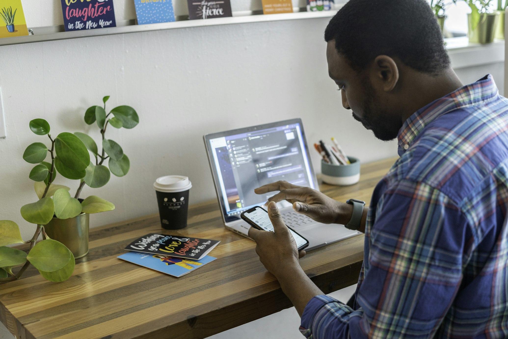 Imagen de una persona en un computador revisando sus perfiles en redes sociales como Linkedin