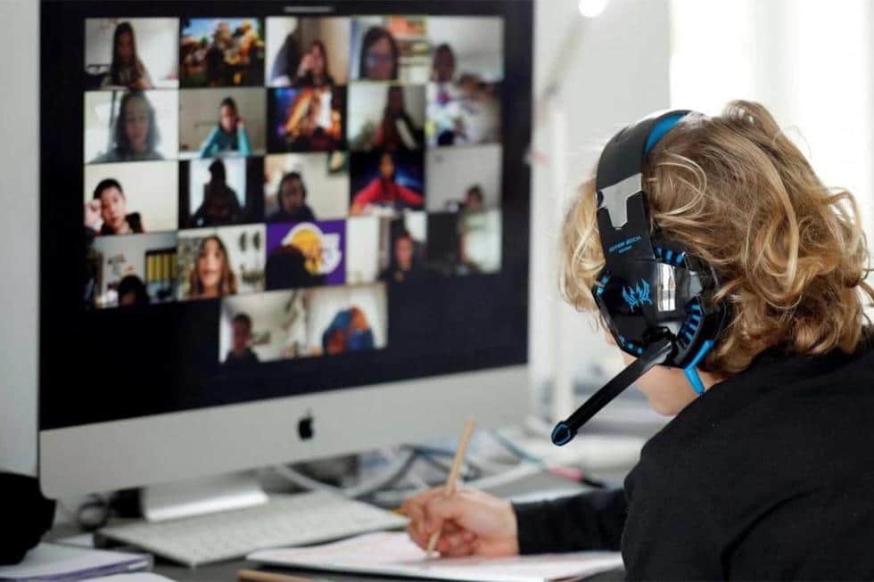 Profesora, dictando clases por videollamada.