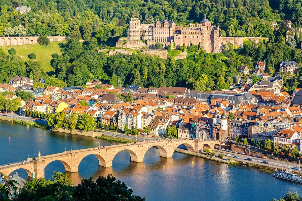 Vista de la ciudad de Heidelberg y el puente del río Neckar