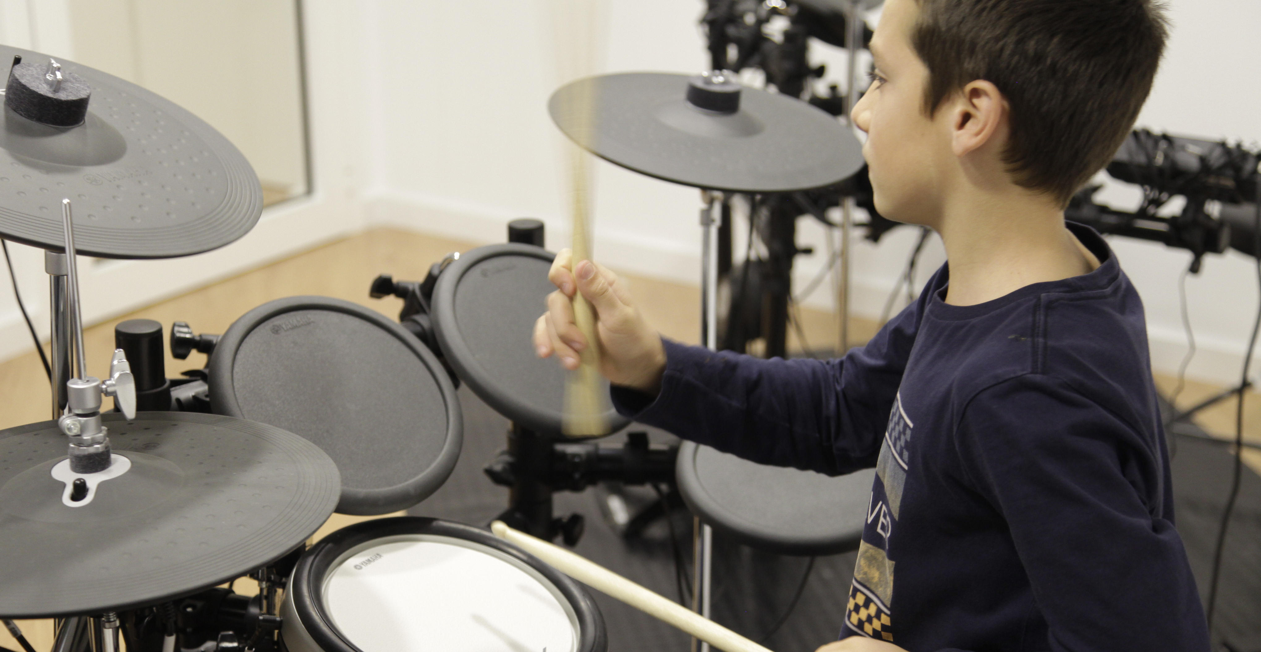 <em> Este pequeño aprende a tocar una batería mixta con el método Yamaha. </em>