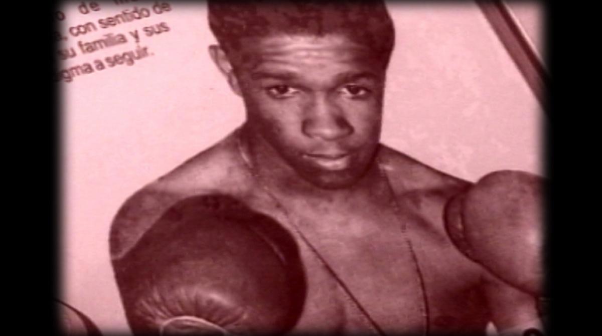 Bernardo Caraballo con los guantes de boxeo.