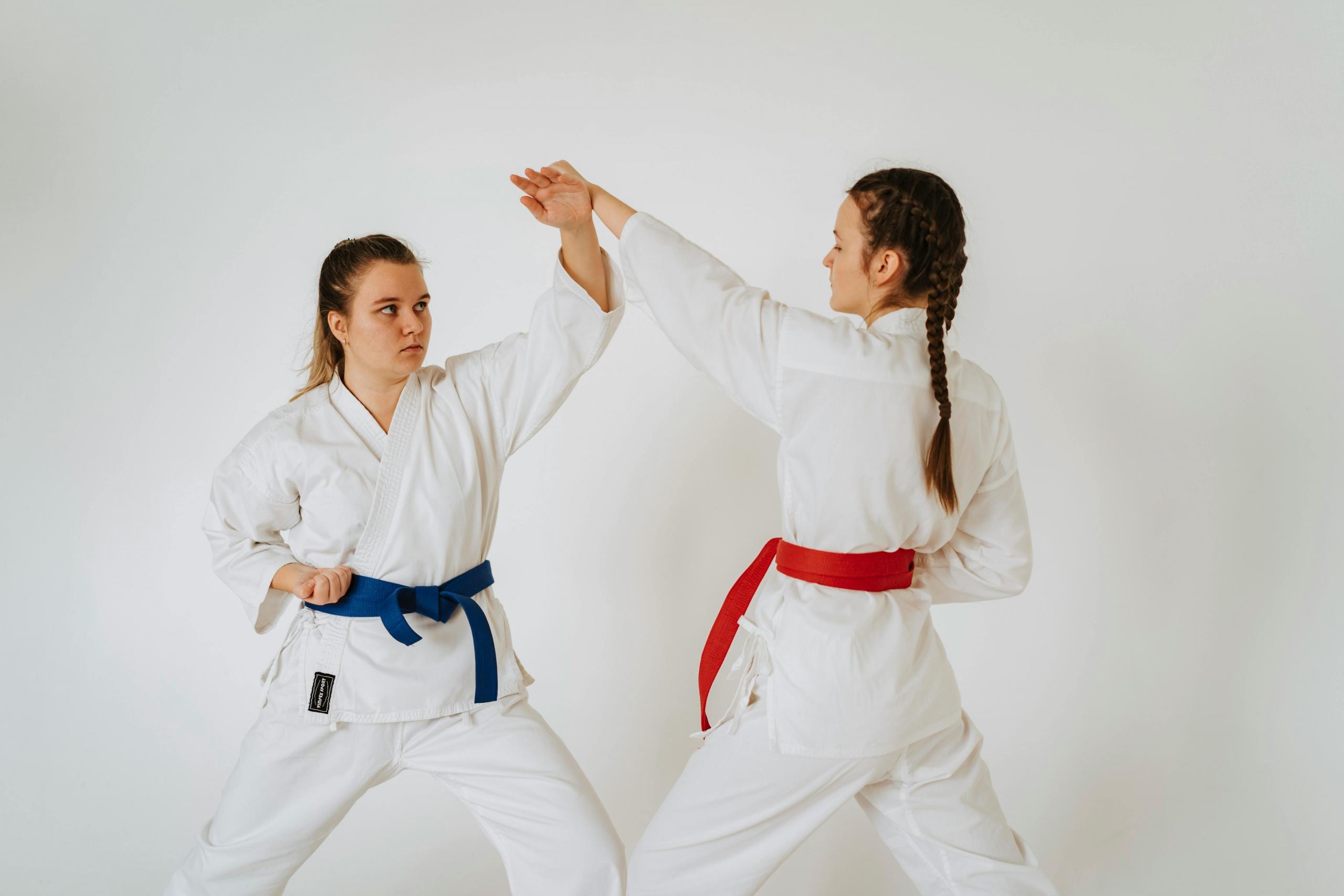 Dos chicas practicando defensa personal