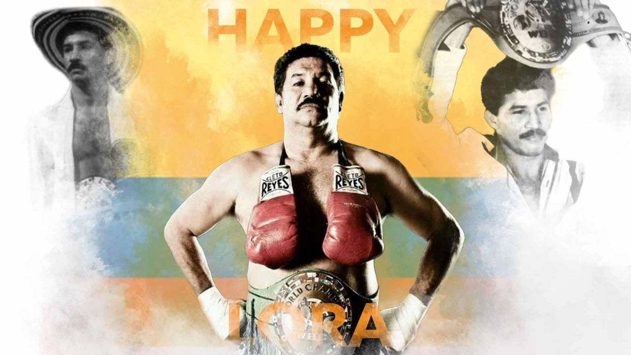 Happy Lora con los guantes de boxeo colgados en el cuello.